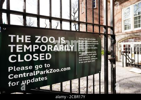 Un panneau à l'extérieur du zoo de Central Park informant les gens de la fermeture temporaire du parc en raison de Covid-19.le zoo de Central Park est temporairement fermé au public en raison de la pandémie de Covid-19 (coronavirus). Banque D'Images