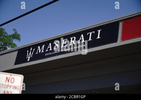 Logo de la société Maserati vu sur l'une de leurs salles d'exposition de concessionnaires automobiles. Banque D'Images