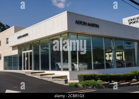 Le logo de la société Aston Martin est visible dans l'une des salles d'exposition de leurs concessionnaires automobiles. Banque D'Images