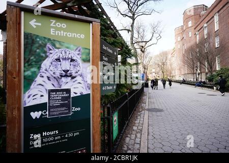 New York, États-Unis. 22 mars 2020. Un panneau à l'extérieur du zoo de Central Park informant les gens de la fermeture temporaire du parc en raison de Covid-19.le zoo de Central Park est temporairement fermé au public en raison de la pandémie de Covid-19 (coronavirus). Crédit : John Nacion/SOPA Images/ZUMA Wire/Alay Live News Banque D'Images