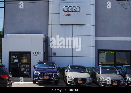 4 juillet 2020, New York, États-Unis : le logo de la société Audi est visible sur l'une de leurs salles d'exposition de concessionnaires automobiles. (Image de crédit : © John Nacion/SOPA Images via ZUMA Wire) Banque D'Images
