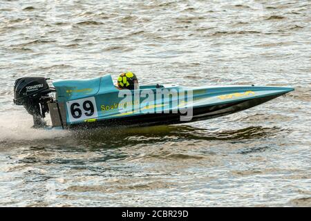 KUPISKIS, LITUANIE : 15 juin 2020 OSY-400, GT-15, GT-30 courses de bateaux à moteur au championnat européen Banque D'Images