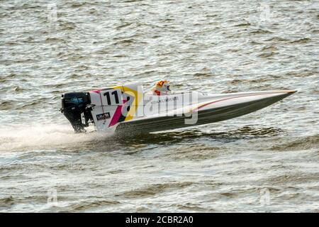 KUPISKIS, LITUANIE : 15 juin 2020 OSY-400, GT-15, GT-30 courses de bateaux à moteur au championnat européen Banque D'Images