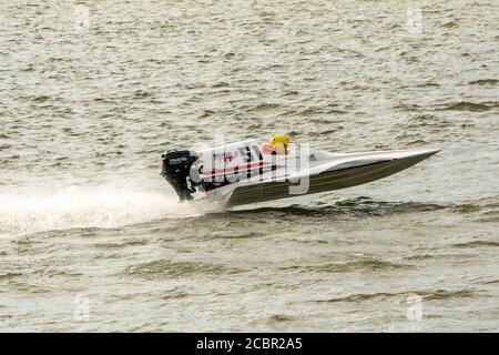 KUPISKIS, LITUANIE : 15 juin 2020 OSY-400, GT-15, GT-30 courses de bateaux à moteur au championnat européen Banque D'Images