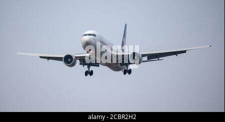 Cargojet Boeing 767 C-FDIJ sur l'approche finale de l'aéroport de Londres-Heathrow LHR Banque D'Images