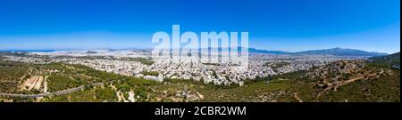 Athènes panorama de la Grèce. Ville d'Athènes depuis le mont Hymettus, jour d'été ensoleillé. Vue aérienne du drone Banque D'Images