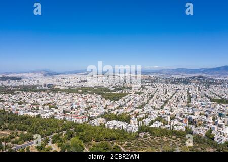 Athènes Grèce vue aérienne de drone. Ville d'Athènes depuis le mont Hymettus, jour d'été ensoleillé. Banque D'Images