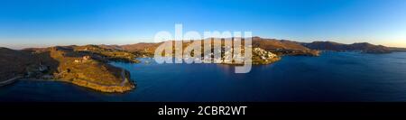 Île de Kea Tzia, Cyclades, Grèce. Drone aérien photo panoramique de la baie au coucher du soleil. Port de Korissia, Gialiskari, port de plaisance de Vourkari et plage de Kokka Banque D'Images