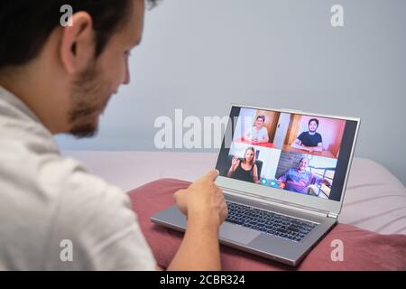 Homme pointant vers une personne sur une séance de thérapie par vidéo. Concept de téléthérapie. Banque D'Images