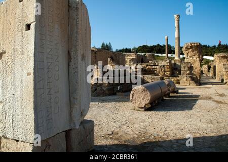 Carthage Tunisie, scène dans les bains romains d'antoninus comprenant bloc avec inscription latine Banque D'Images