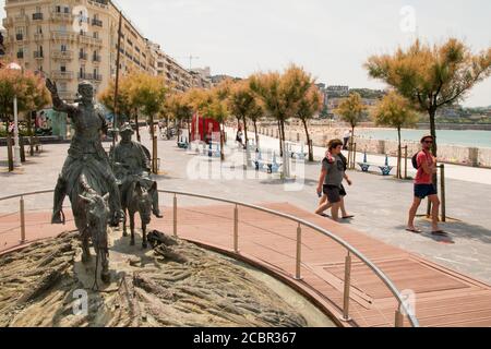 San Sebastian Espagne juin 2017 20. Plage de la Concha Bay. Statue de Don Quijote et Sancho Panza sur la promenade côtière. Sable doré soyeux, mer peu profonde, Banque D'Images