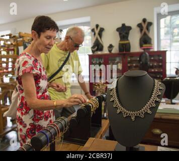 La Bastide-Clairence, France 21. Juin 2017. Wowen bijoux, la passementerie est faite dans cet atelier, et est en vente. Un couple âgé achète du nouveau Banque D'Images