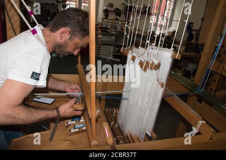 La Bastide-Clairence, France 21. Juin 2017. Wowen bijoux, la passementerie est faite dans cet atelier, et est en vente. C'est ainsi que passementerie a fait. Banque D'Images