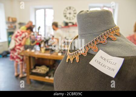 La Bastide-Clairence, France 21. Juin 2017. Wowen bijoux, la passementerie est faite dans cet atelier, et est en vente. Un couple âgé achète du nouveau Banque D'Images