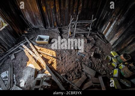 Il reste des déchets dans un ancien hangar agricole. Banque D'Images