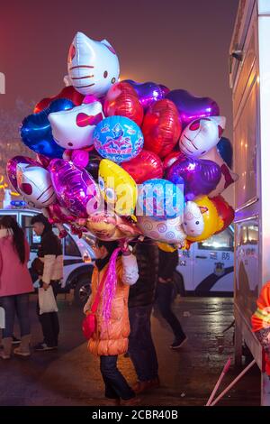 Luoyang, province de Henan / Chine - 3 janvier 2016 : femme vendant des ballons remplis d'hélium à Luoyang, Chine Banque D'Images