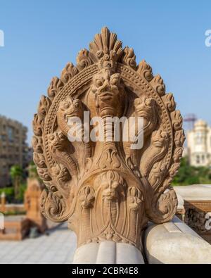 Statue hindoue de serpents, une des statues indonésiennes clouant la terrasse extérieure du palais historique du Baron Empain, le Caire, Égypte Banque D'Images