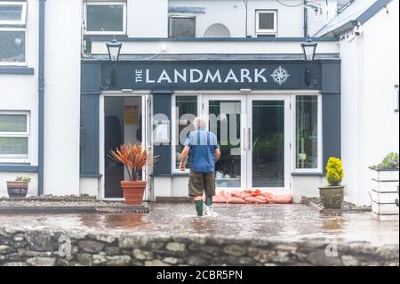 Rosscarberry, West Cork, Irlande. 15 août 2020. La route N71 a inondé pour la deuxième fois en trois jours de nuit. Le restaurant Landmark a été durement frappé par des eaux inondées qui frapchent les portes. Crédit : AG News/Alay Live News Banque D'Images