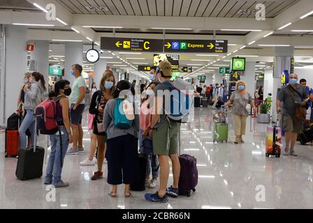 Palma, Espagne. 15 août 2020. Les passagers arrivent à l'aéroport de Palma de Majorque. Compte tenu de l'augmentation du risque d'infection, le gouvernement allemand a classé la quasi-totalité de l'Espagne, y compris Majorque, comme zone à risque. Credit: Clara Margais/dpa/Alay Live News Banque D'Images