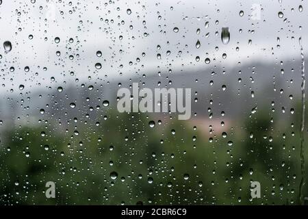 gouttes d'eau sur le verre le jour de la pluie, verre avec gouttes d'eau Banque D'Images