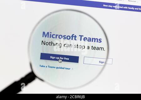Ostersund, Suède - 15 août 2020 : site Web des équipes Microsoft sous une loupe. Les équipes sont une plate-forme unifiée de communication et de collaboration entre les équipes Banque D'Images