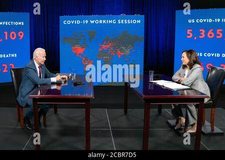 WILMINGTON, DELAWARE, États-Unis - 13 août 2020 - le candidat à la présidence des États-Unis, Joe Biden, s'entretient avec Kamala Harris lors du briefing de l'État de la COVID-19 à Wilming Banque D'Images