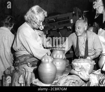 CECIL B. DeMille avec Old Extra Woman et film Crew sur le plateau Candid pendant le tournage de SAMSON ET DELILAH 1949 réalisateur CECIL B. DeMille Paramount Pictures Banque D'Images