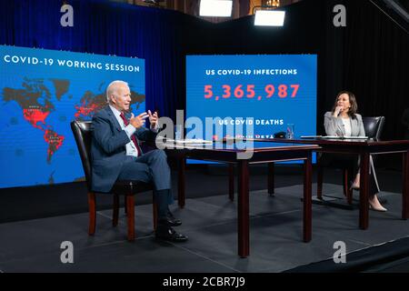 WILMINGTON, DELAWARE, États-Unis - 13 août 2020 - le candidat à la présidence des États-Unis, Joe Biden, s'entretient avec Kamala Harris lors du briefing de l'État de la COVID-19 à Wilming Banque D'Images