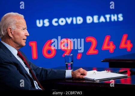 WILMINGTON, DELAWARE, États-Unis - 13 août 2020 - le candidat à la présidence des États-Unis, Joe Biden, s'entretient avec Kamala Harris lors du briefing de l'État de la COVID-19 à Wilming Banque D'Images