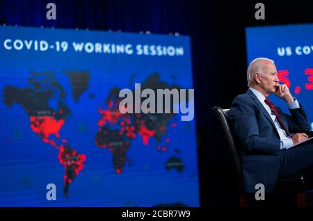 WILMINGTON, DELAWARE, États-Unis - 13 août 2020 - le candidat à la présidence des États-Unis, Joe Biden, s'entretient avec Kamala Harris lors du briefing de l'État de la COVID-19 à Wilming Banque D'Images