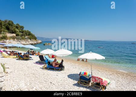 Plage de Kaminaki sur la côte nord-est de Corfou, Iles Ioniennes, Grèce Banque D'Images