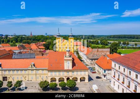 Vue aérienne de la vieille ville d'Osijek, place de la Sainte trinité à Tvrdja, Croatie Banque D'Images