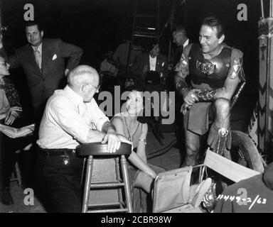 Superviseur du scénario CLAIRE BEHNKE CECIL B. DeMille HEDY LAMARR et HENRY WILCOXON sur scène Candid pendant le tournage de SAMSON ET DELILAH 1949 réalisateur CECIL B. DeMille Paramount Pictures Banque D'Images