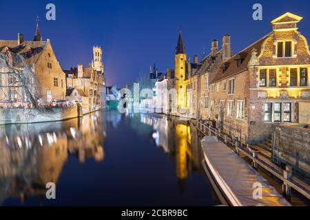 Bruges, Belgique scène nocturne sur la rivière Rozenhoedkaai. Banque D'Images