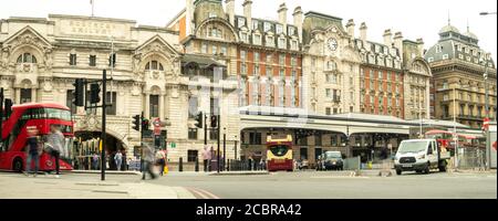 L'extérieur de la gare Victoria, un terminus ferroviaire majeur dans le centre de Londres Banque D'Images