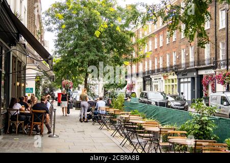 Londres - août 2020 : restaurant en plein air sur Elizabeth Street à Belgravia, une rue haut de gamme de boutiques et de restaurants à proximité de Victoria Station Banque D'Images