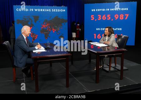 WILMINGTON, DELAWARE, États-Unis - 13 août 2020 - le candidat à la présidence des États-Unis, Joe Biden, s'entretient avec Kamala Harris lors du briefing de l'État de la COVID-19 à Wilming Banque D'Images