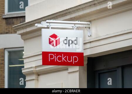 Londres- DPD pick up location (Dynamic Parcel distribution) UNE compagnie internationale française de livraison de colis. Banque D'Images