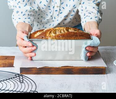 Pain à la banane dans un moule à pain. Gâteau à la banane, cuisine américaine traditionnelle Banque D'Images