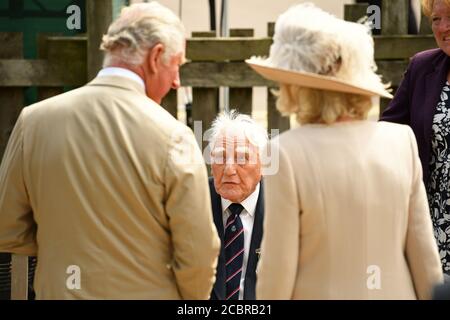 Le prince de Galles et la duchesse de Cornwall parlent avec un vétéran lors du service national de commémoration marquant le 75e anniversaire de la fête de la VJ à l'arboretum du Mémorial national d'Alrewas, Staffordshire. Banque D'Images