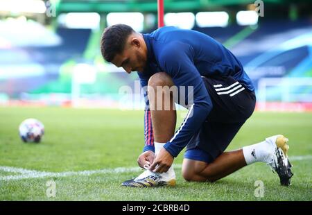 (200815) -- LISBONNE, le 15 août 2020 (Xinhua) -- Houssem Aouar de l'Olympique Lyonnais assiste à une séance de formation avant le match de l'UEFA Champions League entre Manchester City et l'Olympique Lyonnais à l'Estadio José Alvalade le 14 août 2020 à Lisbonne, Portugal. (Julian Finney/UEFA/document via Xinhua) Banque D'Images