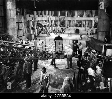 CECIL B. Demille et le cinéaste GEORGE BARNES (premier plan au milieu avec des lunettes) sur un plateau, filmant les scènes du temple de Gaza pendant la production de SAMSON ET DU réalisateur DELILAH 1949 CECIL B. Demille Paramount Pictures Banque D'Images