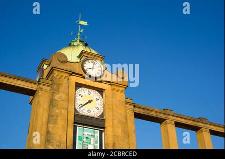 Tour d'enregistrement du niveau d'eau (limnigraphe), Vyton, remblai Rasinovo, Prague, République Tchèque / Tchéquie - beau vieux bâtiment dans la région de Naplavka. Banque D'Images