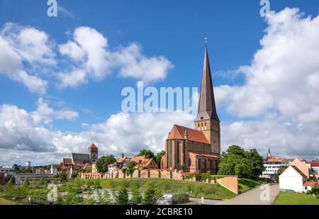 Vue sur l'église Saint-Pierre (Petrikirche) à Rostock, Allemagne Banque D'Images