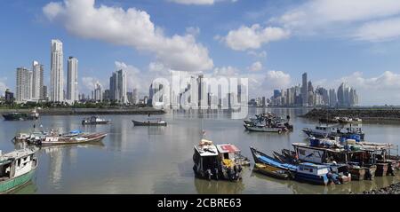 Horizon du centre-ville de Panama avec des immeubles de haute hauteur et port avec de vieux bateaux en bois devant. Panama ville, Panama. Banque D'Images