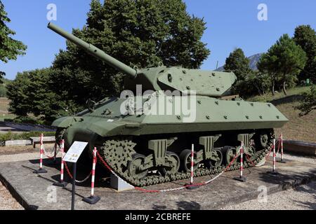 Mignano MonteLungo, italia - 14 agosto 2020: Il carro armato M10 Wolverine esposto nell'area museale del sacrario di Montelungo Banque D'Images