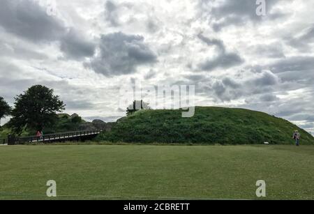 Vue depuis le château du vieux Sarum et les buttes funéraires Banque D'Images