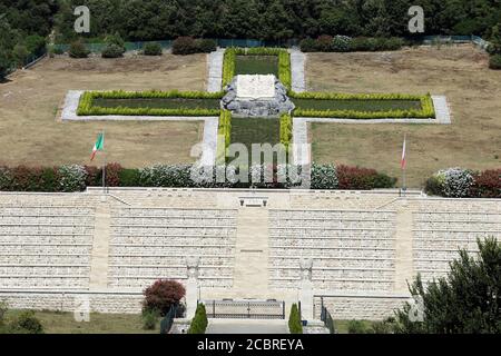 Cassino, Italie - 14 août 2020 : le cimetière militaire polonais de Montecassino où se trouvent plus de mille soldats du deuxième corps militaire polonais Banque D'Images