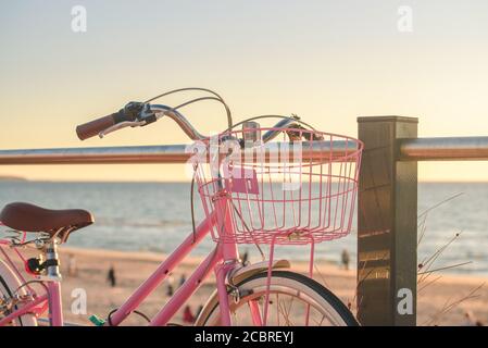 Vélo rose vintage garée à côté de la plage dans le sud Australie Banque D'Images