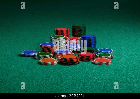 Jetons de poker sur un chiffon vert. illustration 3d. Banque D'Images